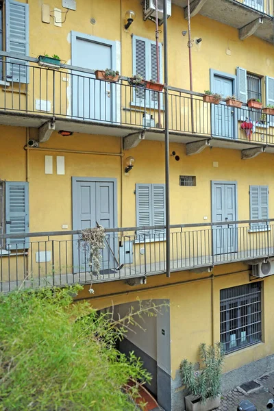 Vista Fachada Del Edificio Estilo Italiano Con Balcones Flores — Foto de Stock