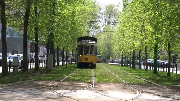 Винтажный Желтый Трамвай Улице Милан — стоковое видео