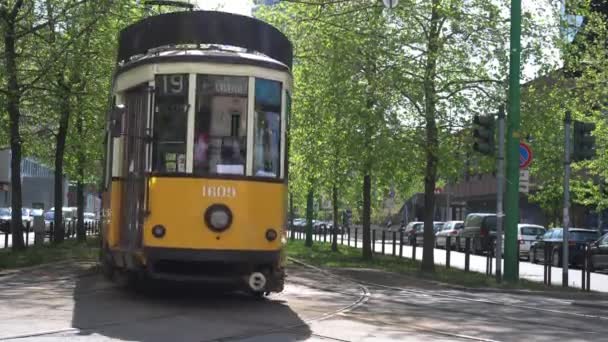 Vintage Żółty Tramwaj Mediolanie Ulicy — Wideo stockowe