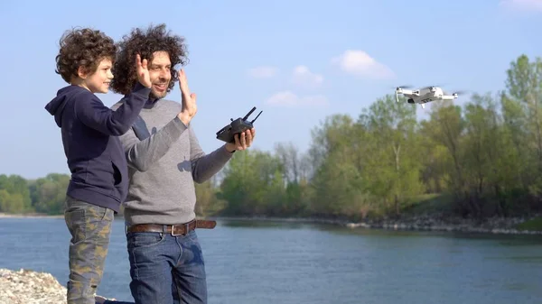 Padre Imparare Suo Figlio Bambino Ragazzo Anni Volo Con Drone — Foto Stock