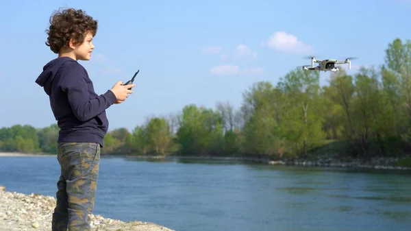 Niño Años Vuela Con Dron Naturaleza Cerca Río Nueva Tecnología —  Fotos de Stock