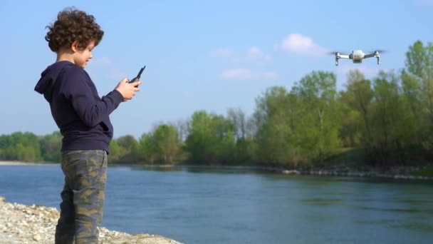 Year Old Boy Flies Drone Nature River Νέα Τεχνολογία Για — Αρχείο Βίντεο