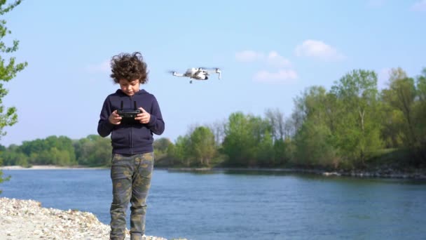 Year Old Boy Flies Drone Nature River Νέα Τεχνολογία Για — Αρχείο Βίντεο