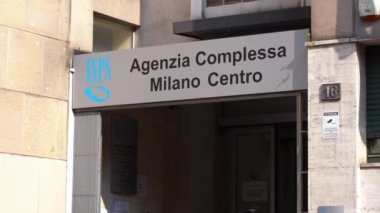 MILAN Nisan 2021 - Yüksek bir binanın şantiyesinde çalışan erkekler. Yüksek irtifa mühendisliği tasarımı için tehlikeli bir iş. Boyama ve dekorasyon binaları. Erkekler evin duvarlarına tırmanıyor.