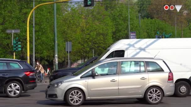 Europa Italien Milano April 2021 Förorenad Trafikbil Piazza Napoli Efter — Stockvideo