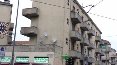 Avrupa, İtalya, Milan, Nisan 2021 - Kenar mahallelerdeki Giambellino ve Lorenteggio ilçesi - Piazza Tiran ve Via Segneri 'de yıkılacak kamu konutları - Coronavirus sırasında kentsel yeniden yapılanma