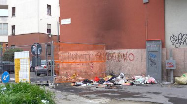 Avrupa, İtalya, Milan, Nisan 2021 - Kenar mahallelerdeki Giambellino ve Lorenteggio ilçesi - Piazza Tiran ve Via Segneri 'de yıkılacak kamu konutları - Coronavirus sırasında kentsel yeniden yapılanma 