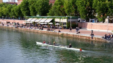 Avrupa, İtalya, Milan MAy 2021 Navigli kanallarında kanoyla kürek çekiyor. Karantina bittikten sonra şehir merkezindeki Darsena kanalı Covid-19 Coronavirus 