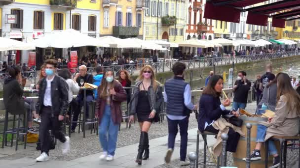 Европа Италия Милан Апрель 2021 Толпа Людей Навигли Дарсена Люди — стоковое видео