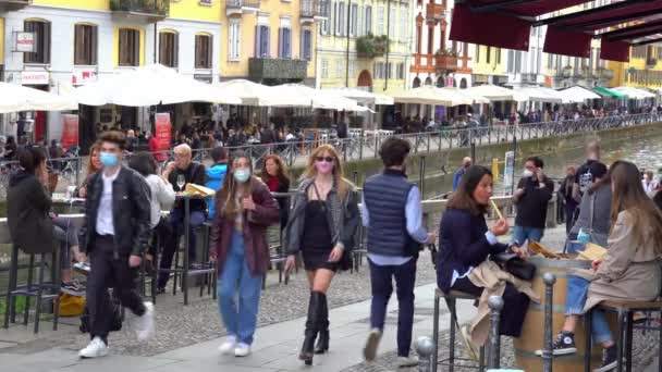 Europa Italia Milán Abril 2021 Multitud Personas Navigli Darsena Personas — Vídeos de Stock