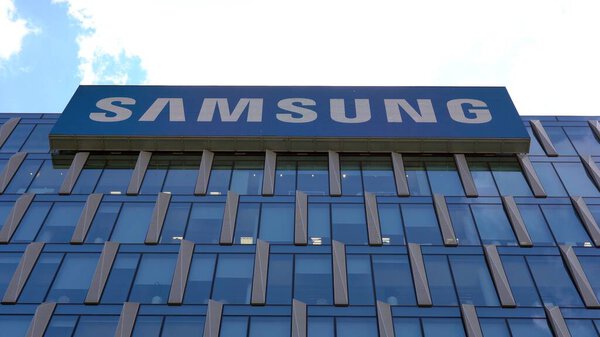 Европа, Италия, Милан Май 2021 - Вертикальный лесной небоскреб и дорожный автомобиль в центре города после завершения изоляции от эпидемии коронавируса Ковид-19