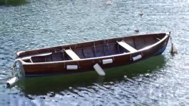 Denizdeki eski ahşap teknenin görüntüleri.