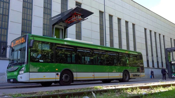 Milan, İtalya - Milano merkezli toplu taşıma şirketi ATM, Solaris 'i 250 elektrik otobüsü tedarik etmek için seçti. Şirket Urbino 12 elektrikli otobüs modeline yerleşti, pantografları kullanarak düzenli ve hızlı şarj edilebiliyordu.