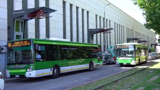ミラノ イタリア ミラノを拠点とする公共交通機関会社Atm Solarisは250台の電気バスを供給することを選択します 同社はウルビーノ12電気バスモデルに定住し 定期的かつ迅速にパンタグラフを使用してルート上で充電することができました — ストック動画