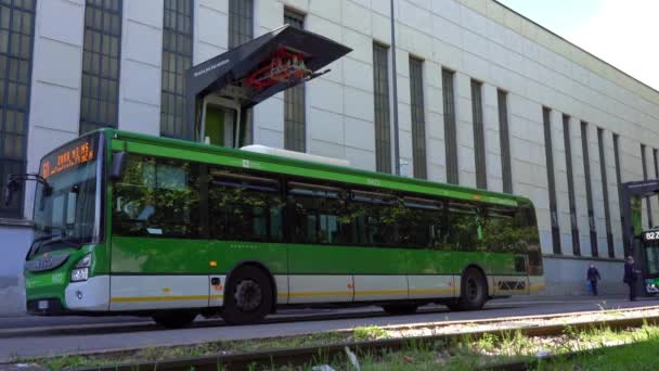 Mediolan Włochy Firma Transportu Publicznego Atm Siedzibą Mediolanie Wybiera Solaris — Wideo stockowe