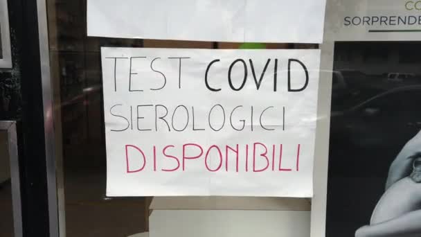 玻璃门上的标志图片说明 读出意大利文的测试杯血清 — 图库视频影像