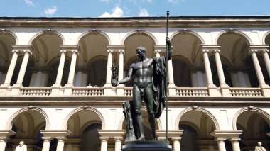 Avrupa, İtalya, Milan Mayıs 2021 - Brera Üniversitesi, Covid-19 Coronavirüs salgını nedeniyle kapatıldıktan sonra açıldı - insanlar ve turistler kenti gezmeye geliyorlar