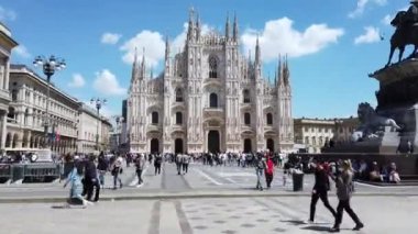 Avrupa, İtalya, Milano Mayıs 2021 - Covid-19 Coronavirüs salgını nedeniyle Duomo katedrali kapatıldıktan sonra - insanlar ve turistler kenti gezmeye geliyorlar