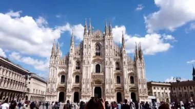 Avrupa, İtalya, Milano Mayıs 2021 - Covid-19 Coronavirüs salgını nedeniyle Duomo katedrali kapatıldıktan sonra - insanlar ve turistler kenti gezmeye geliyorlar