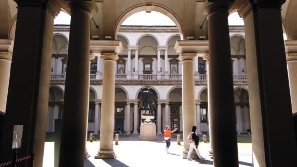 ヨーロッパ イタリア ミラノ2021年5月 Covid 19コロナウイルスの流行によるロックダウンが完了した後にブレラ大学がオープン 市内の芸術と観光を訪れる人々と観光客 — ストック動画