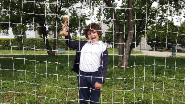 Jähriger Junge Gewinnt Fußballpokal Rückkehr Den Kindersport Und Wettkampf Nach — Stockfoto