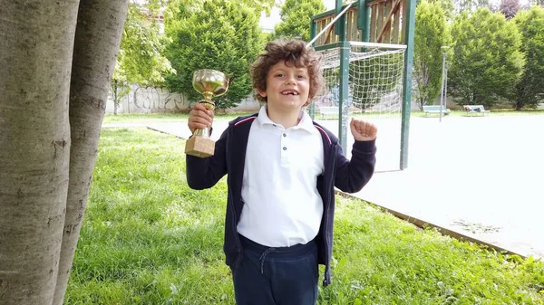 Jähriger Junge Gewinnt Fußballpokal Rückkehr Den Kindersport Und Wettkampf Nach — Stockfoto