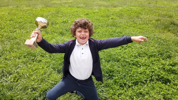 Jähriger Junge Gewinnt Fußballpokal Rückkehr Den Kindersport Und Wettkampf Nach — Stockfoto