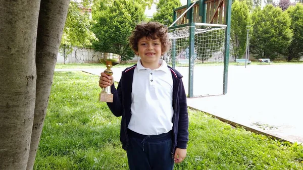 Jähriger Junge Gewinnt Fußballpokal Rückkehr Den Kindersport Und Wettkampf Nach — Stockfoto