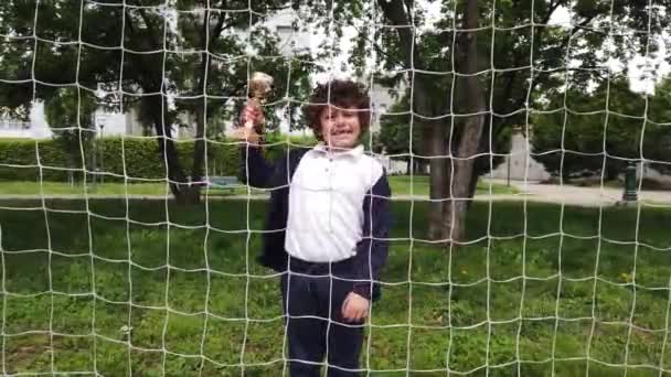 Niño Años Edad Gana Una Copa Fútbol Deportivo Volver Los — Vídeo de stock