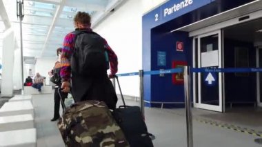 Avrupa, İtalya, Milan Mayıs 2021 - Linate havaalanı açık - Covid-19 Coronavirus salgını nedeniyle yaz tatili için seyahat eden insanlar ve turistler