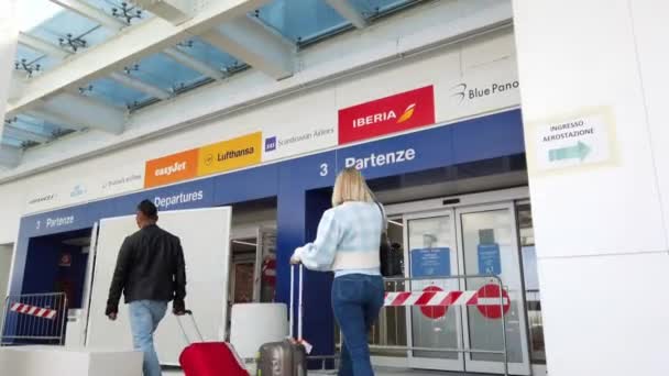 Europa Włochy Mediolan Maj 2021 Otwarte Lotnisko Linate Osoby Turyści — Wideo stockowe