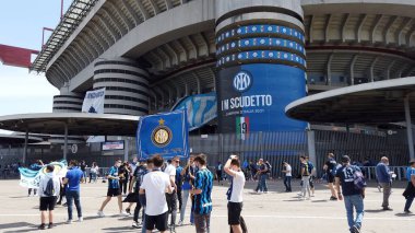 Avrupa, İtalya, Milano Mayıs 2021 - San Siro Stadyumu Giuseppe Meazza 'da 19. İtalyan ligi şampiyonunun zaferi için düzenlenen Inter Football Club kutlaması