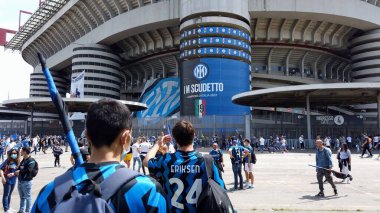 Avrupa, İtalya, Milano Mayıs 2021 - San Siro Stadyumu Giuseppe Meazza 'da 19. İtalyan ligi şampiyonunun zaferi için düzenlenen Inter Football Club kutlaması