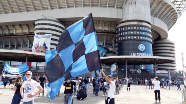Avrupa, İtalya, Milano Mayıs 2021 - San Siro Stadyumu Giuseppe Meazza 'da 19. İtalyan ligi şampiyonunun zaferi için düzenlenen Inter Football Club kutlaması