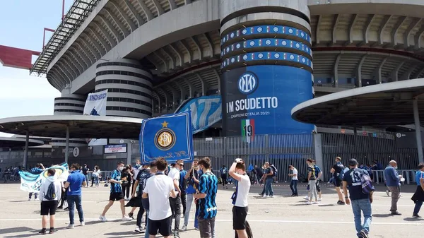 Avrupa, İtalya, Milano Mayıs 2021 - San Siro Stadyumu Giuseppe Meazza 'da 19. İtalyan ligi şampiyonunun zaferi için düzenlenen Inter Football Club kutlaması