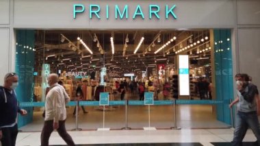 Avrupa, İtalya, Ilan Mayıs 2021 - Covid-19 Coronavirus salgını nedeniyle kapatıldıktan sonra açık alışveriş merkezi Primark mağazası