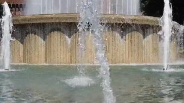 Avrupa, İtalya, Milano 2021 - Sforza Kalesi 'nin yavaş çekim görüntüleri ve Covid-19 Coronavirus salgını nedeniyle çeşmeden sonra şehir merkezinde yaz sıcağı ve turisti