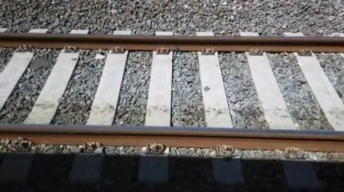 Hızlı trenin penceresinden 300 km 'lik tren yolunu izleyin. Mermi treni tren yolunda ilerler. 4K