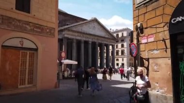 EUROPE, ROME, ITALY - Haziran 2021: İtalyan başkenti Unesco Heritage 'de klasik bir mimari gezisi olan Roma, İtalya' daki ünlü Pantheon anıtını ziyaret etmek için turistlerin aşırı kaybı