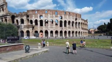 Avrupa, İtalya, Roma Haziran 2021 - Colosseo Unesco Heritage adlı dünya turistleri, Covid-19 Coronavirus 'un tecridinden sonra Colosseo tiyatrosunu ziyaret etmek için geri döndüler.