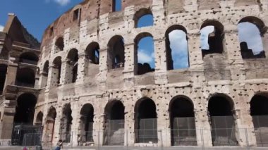 Avrupa, İtalya, Roma Haziran 2021 - Kolezyum tiyatrosu harabesi veya Kolezyum Unesco dünya mirasını ziyaret etmek için turistler geri döndü.