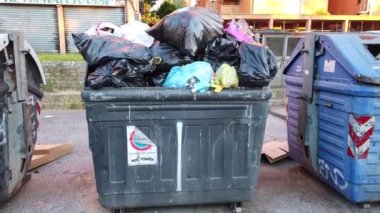 Avrupa, İtalya, Roma Haziran 2021 - Şehirde atık dolu çöp bidonları - Covid-19 Coronavirus tecridinin sona ermesinden sonra İtalyan başkentinde çevre kirliliği ve kirliliği