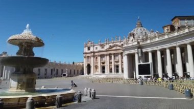 Avrupa, İtalya, Haziran 2021 - St. Peter Kilisesi Basiliği, Vatikan. Piazza San Pietro, Stato Vaticano - Covid-19 Coronavirus 'un tecridi sona erdikten sonra turist sayısı ve meydanı boşaldı.