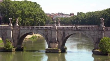 Avrupa, İtalya, Roma - Castel Sant 'angelo köprüsü ve Tevere nehri Covid-19 Coronavirus salgınının bitiminden sonraki güneşli yaz gününde