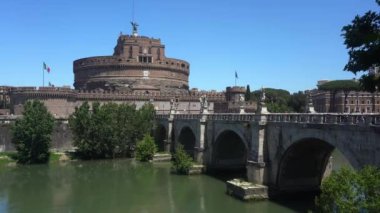 Avrupa, İtalya, Roma - Castel Sant 'angelo köprüsü ve Tevere nehri Covid-19 Coronavirus salgınının bitiminden sonraki güneşli yaz gününde