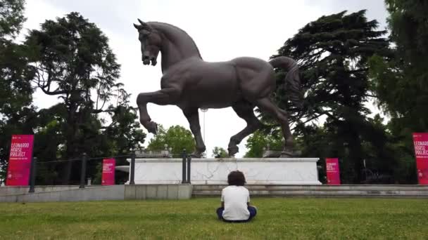 Europe Italie Milan Juin 2021 Leonardo Vinci Statue Cheval Garçon — Video