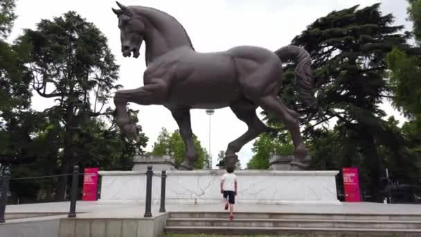 Europa Włochy Mediolan Czerwiec 2021 Pomnik Leonarda Vinci Letni Chłopiec — Wideo stockowe