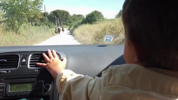 Кадри Вікна Автомобіля Який Їде Дорозі Дитина Сидить Передньому Сидінні — стокове відео