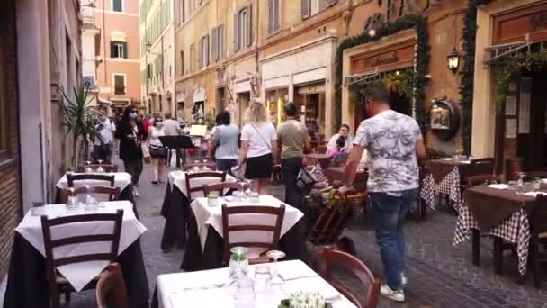 ヨーロッパ イタリア2021年6月 ローマのダウンタウンの素晴らしい通りを歩く 原因Covid 19コロナウイルスのロックダウンが完了した後のライフスタイル オープンレストラン 観光情報 — ストック動画