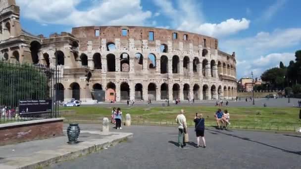 Европа Италия Рим Июнь 2021 Туристы Возвращаются Посетить Руины Колизея — стоковое видео